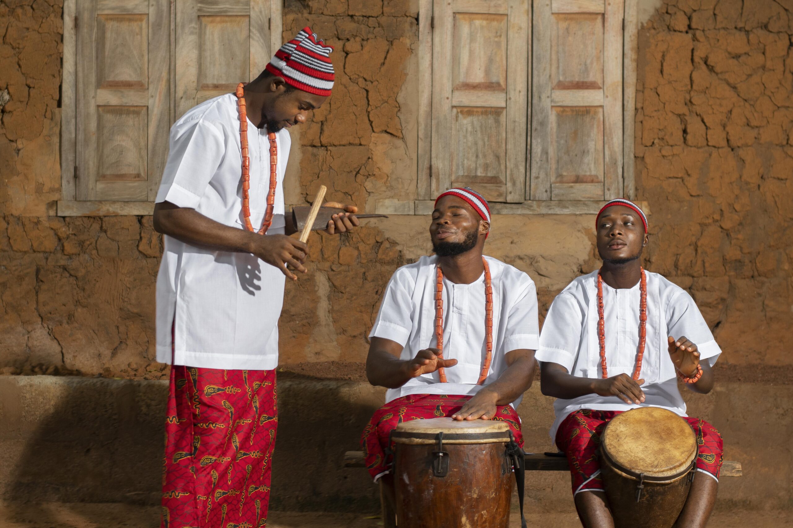 hommes-de-plan-moyen-faisant-de-la-musique
